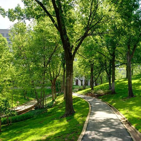 Doubletree By Hilton Tulsa At Warren Place Экстерьер фото