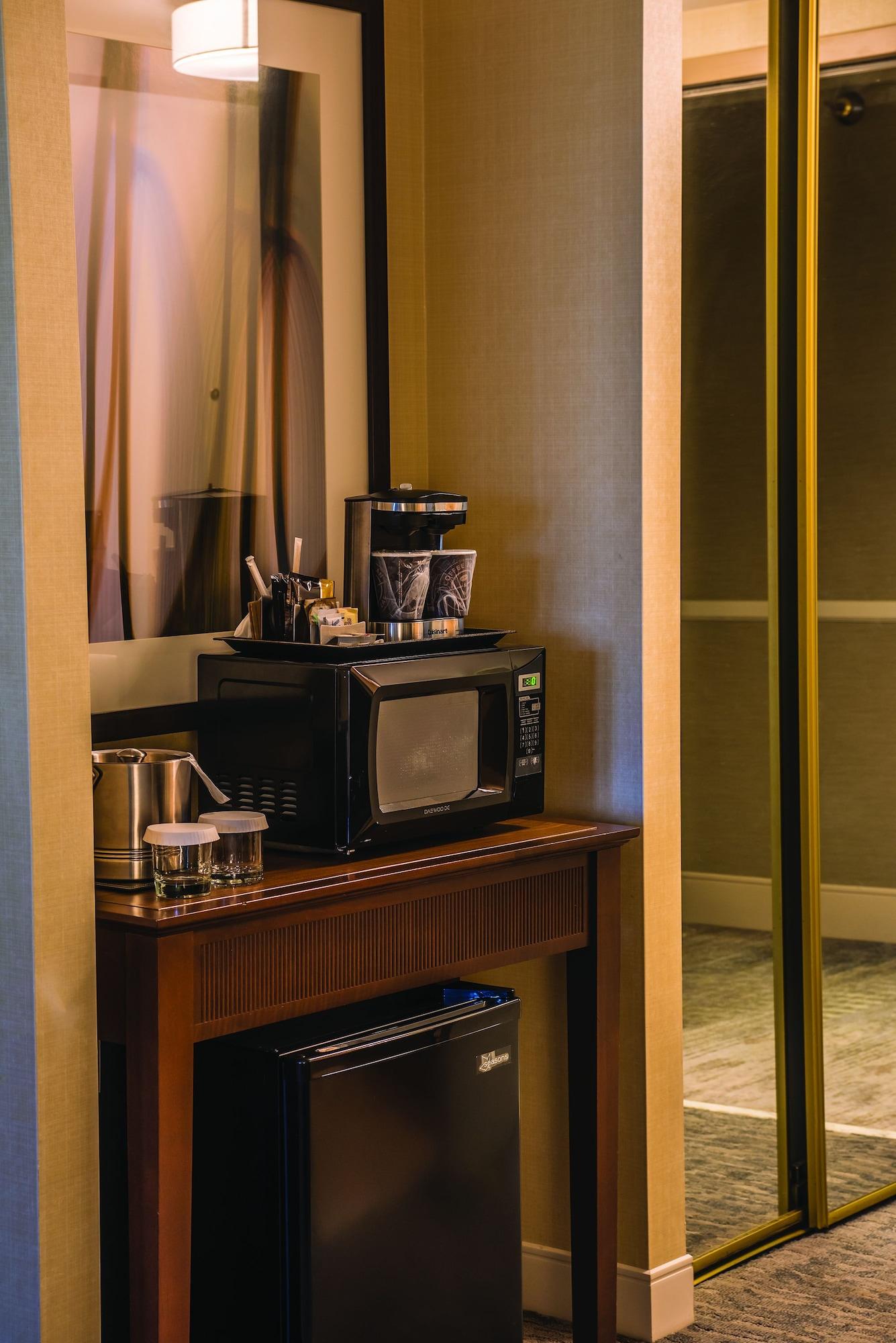 Doubletree By Hilton Tulsa At Warren Place Экстерьер фото