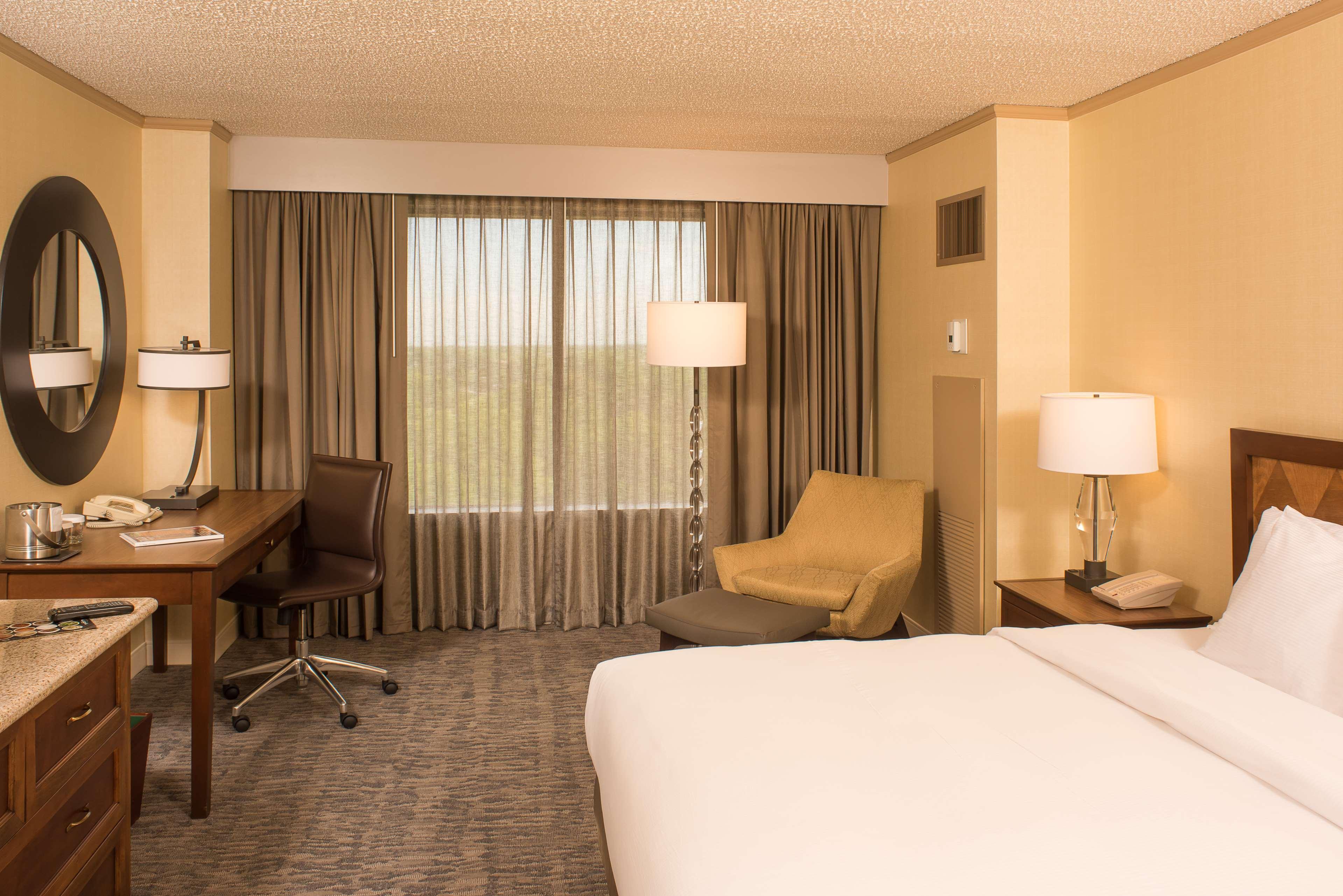 Doubletree By Hilton Tulsa At Warren Place Экстерьер фото