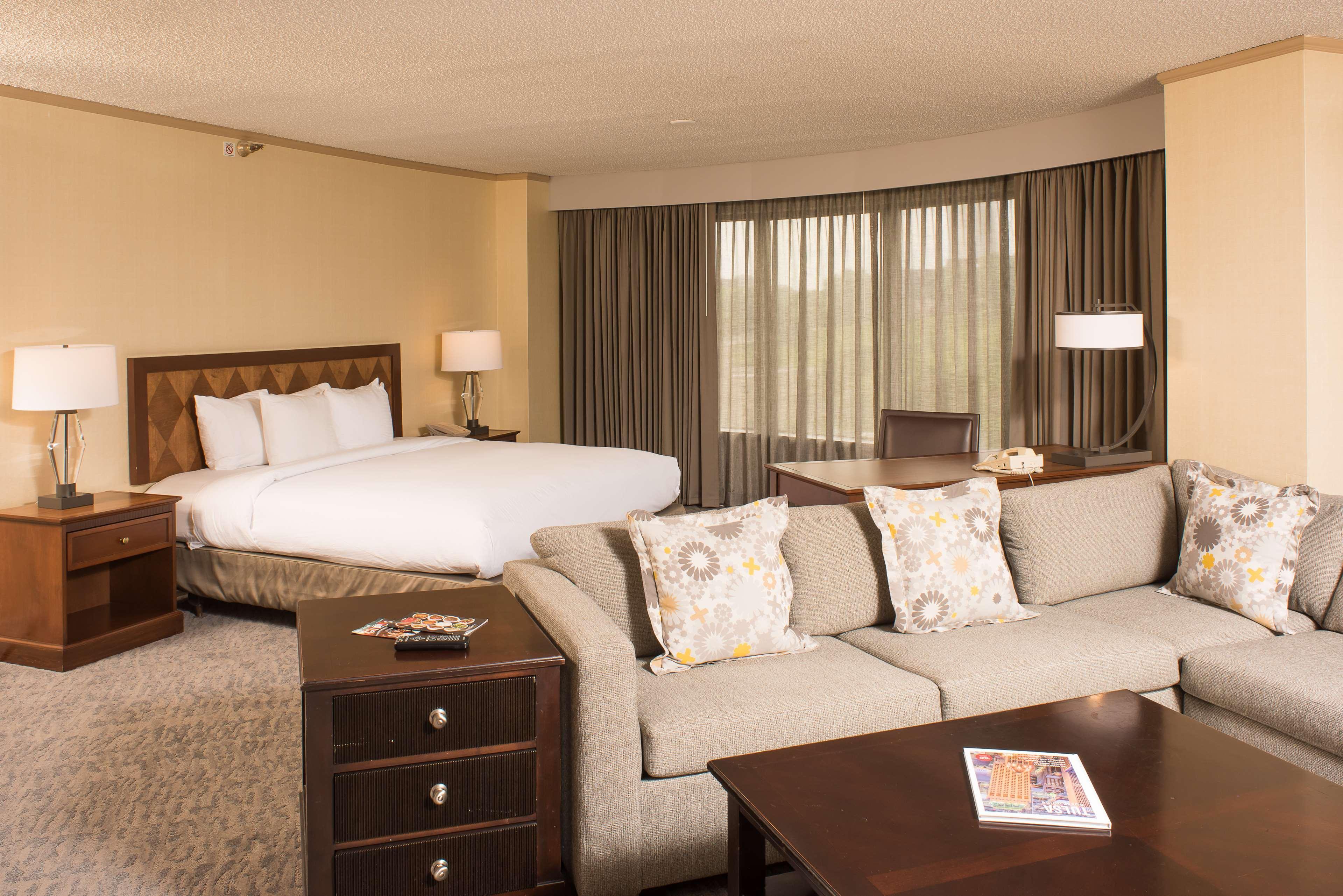 Doubletree By Hilton Tulsa At Warren Place Экстерьер фото