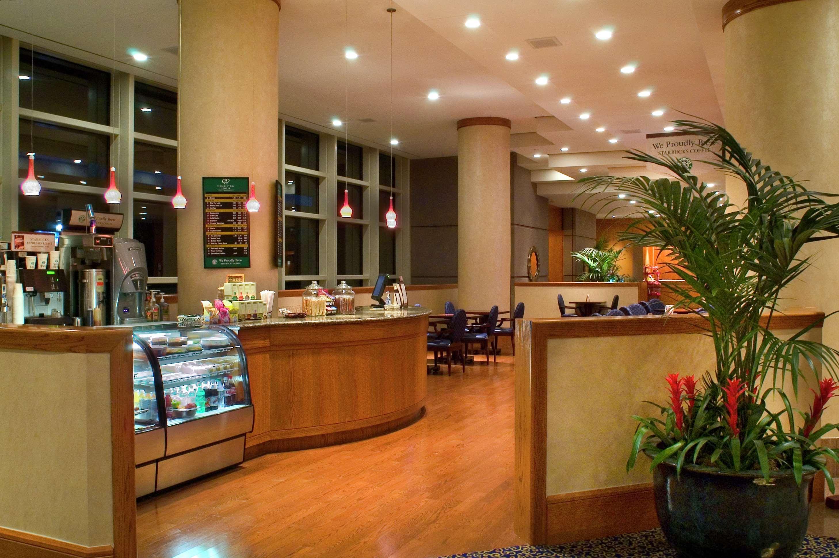 Doubletree By Hilton Tulsa At Warren Place Экстерьер фото