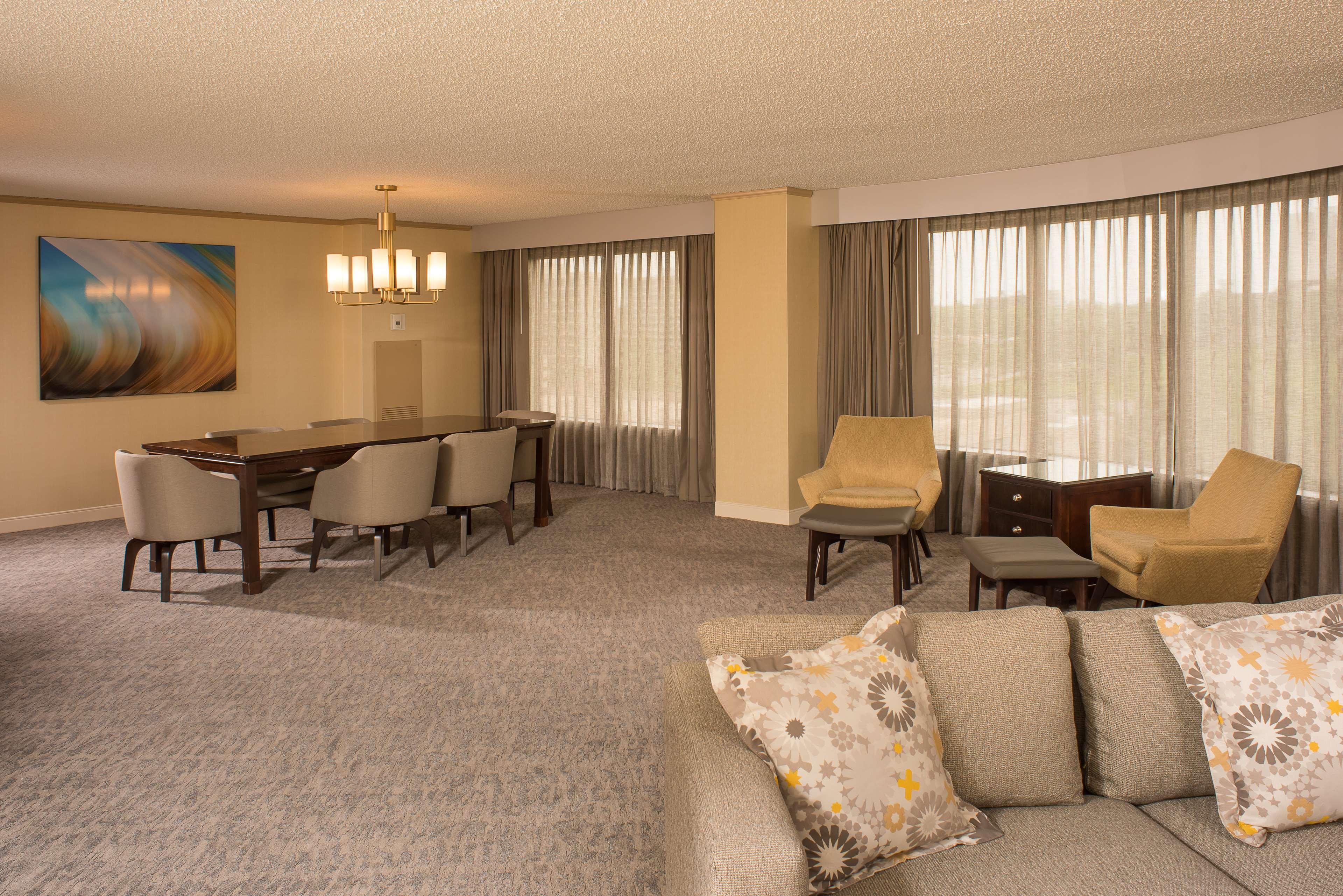 Doubletree By Hilton Tulsa At Warren Place Экстерьер фото