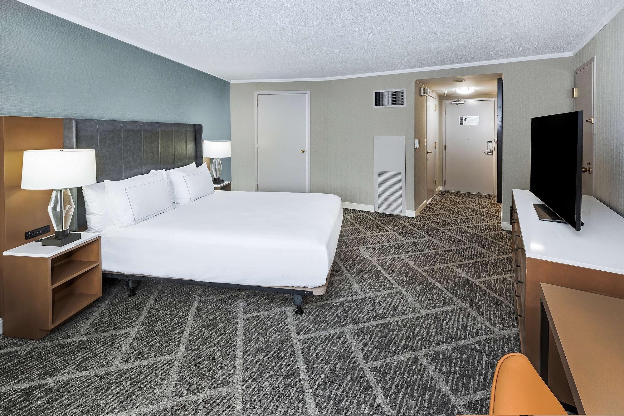 Doubletree By Hilton Tulsa At Warren Place Экстерьер фото