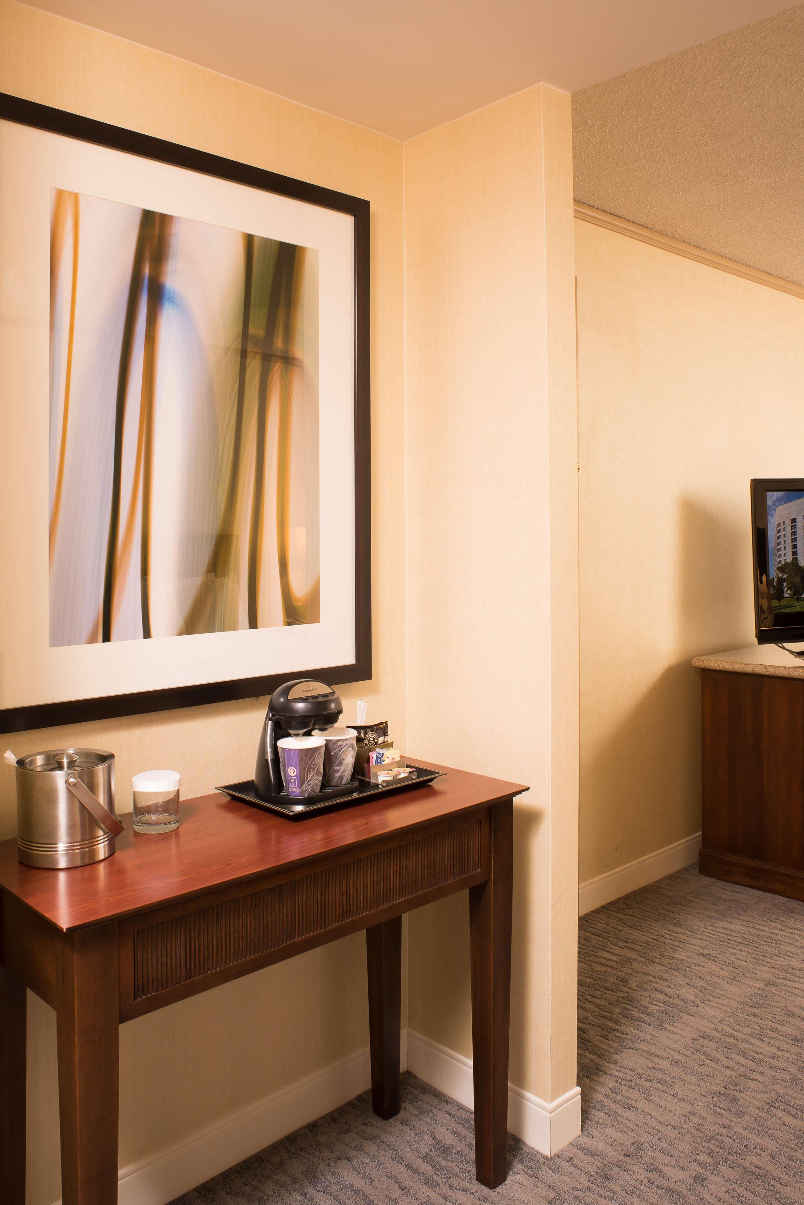 Doubletree By Hilton Tulsa At Warren Place Экстерьер фото