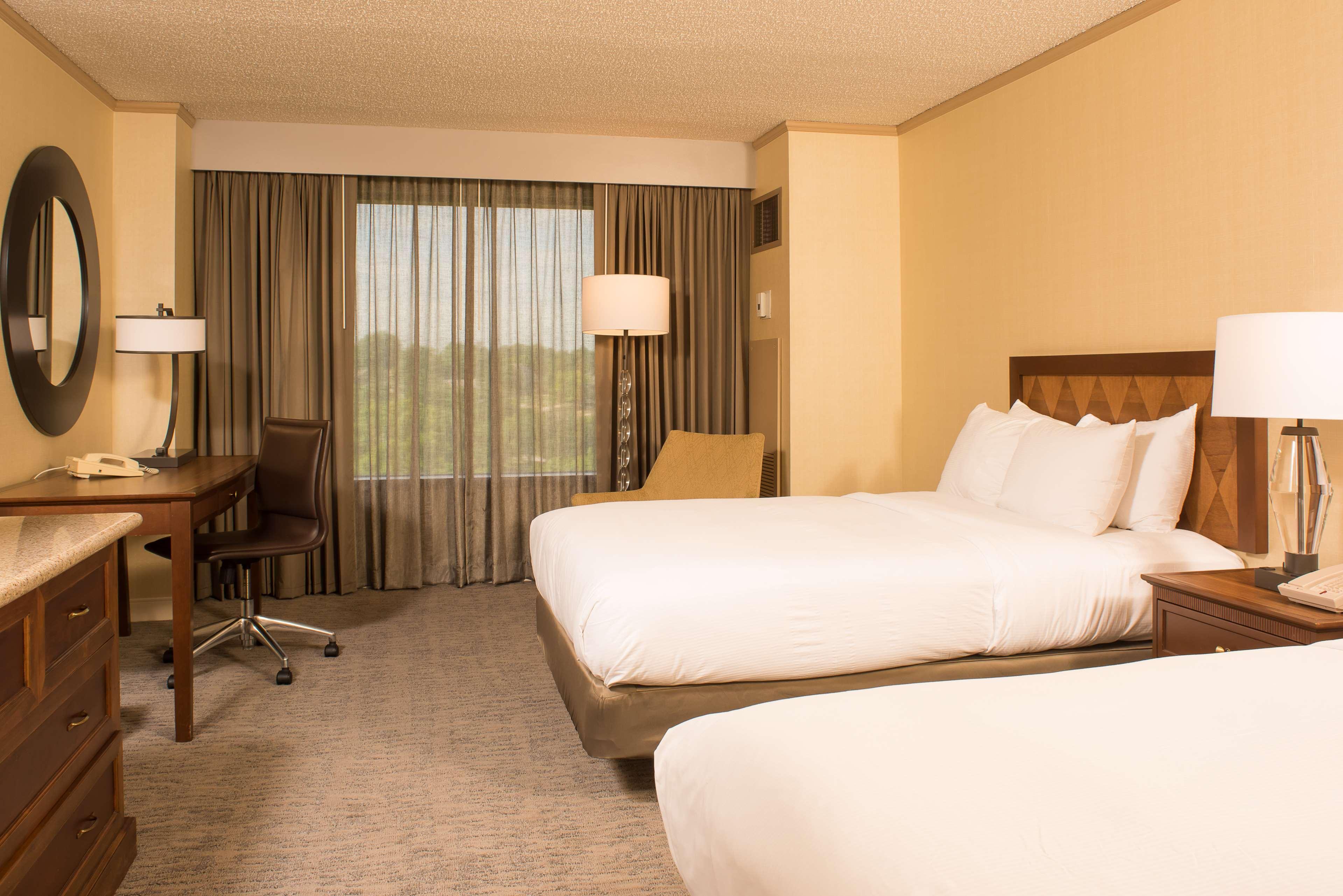 Doubletree By Hilton Tulsa At Warren Place Экстерьер фото