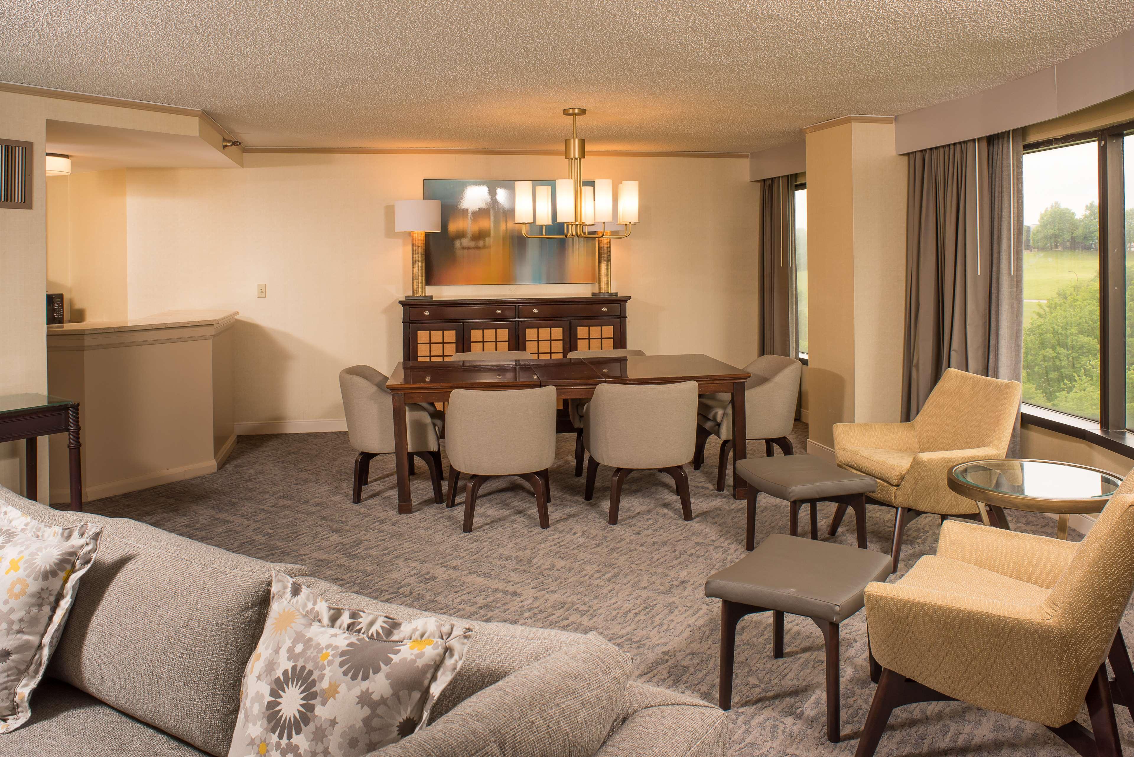 Doubletree By Hilton Tulsa At Warren Place Экстерьер фото