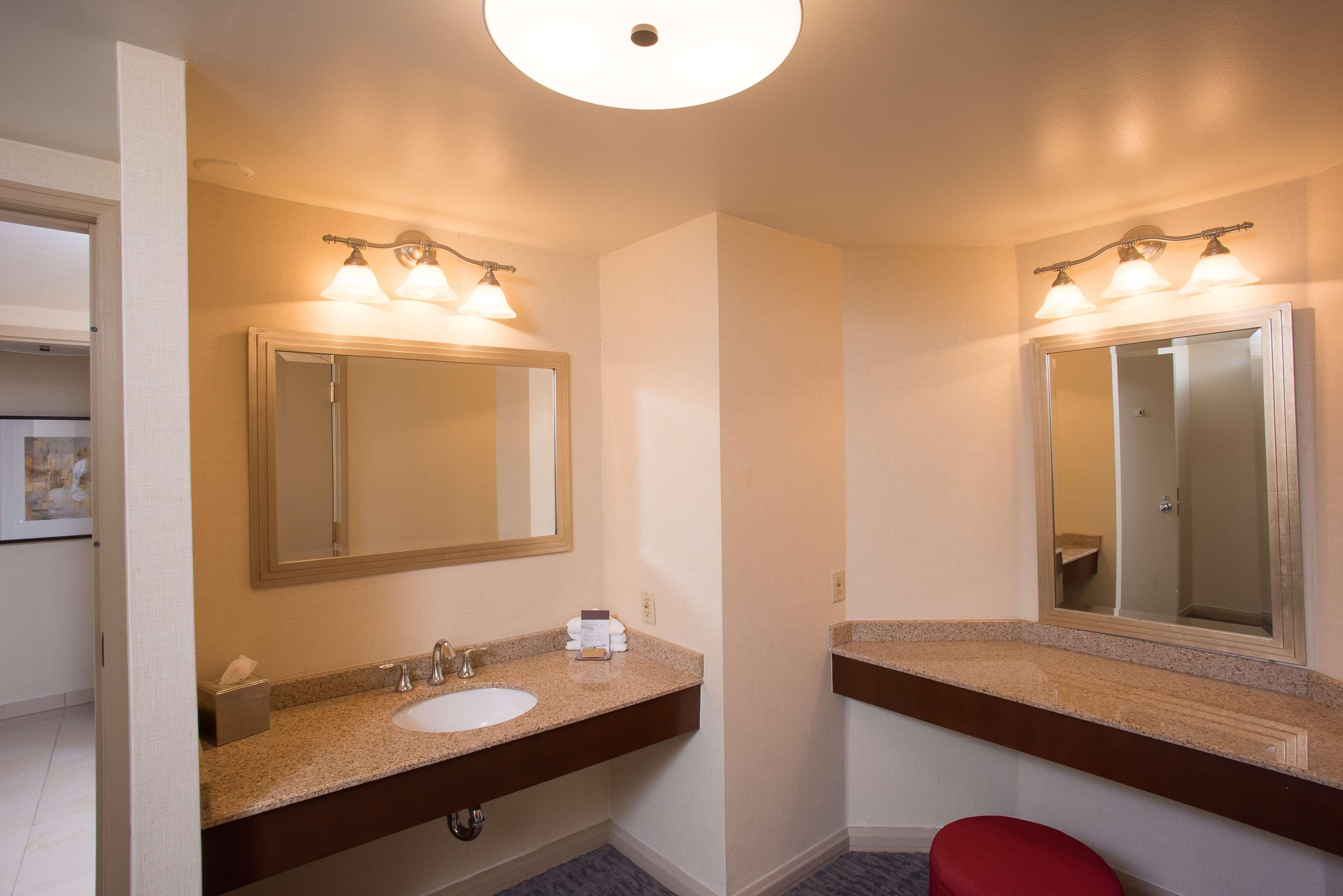 Doubletree By Hilton Tulsa At Warren Place Экстерьер фото
