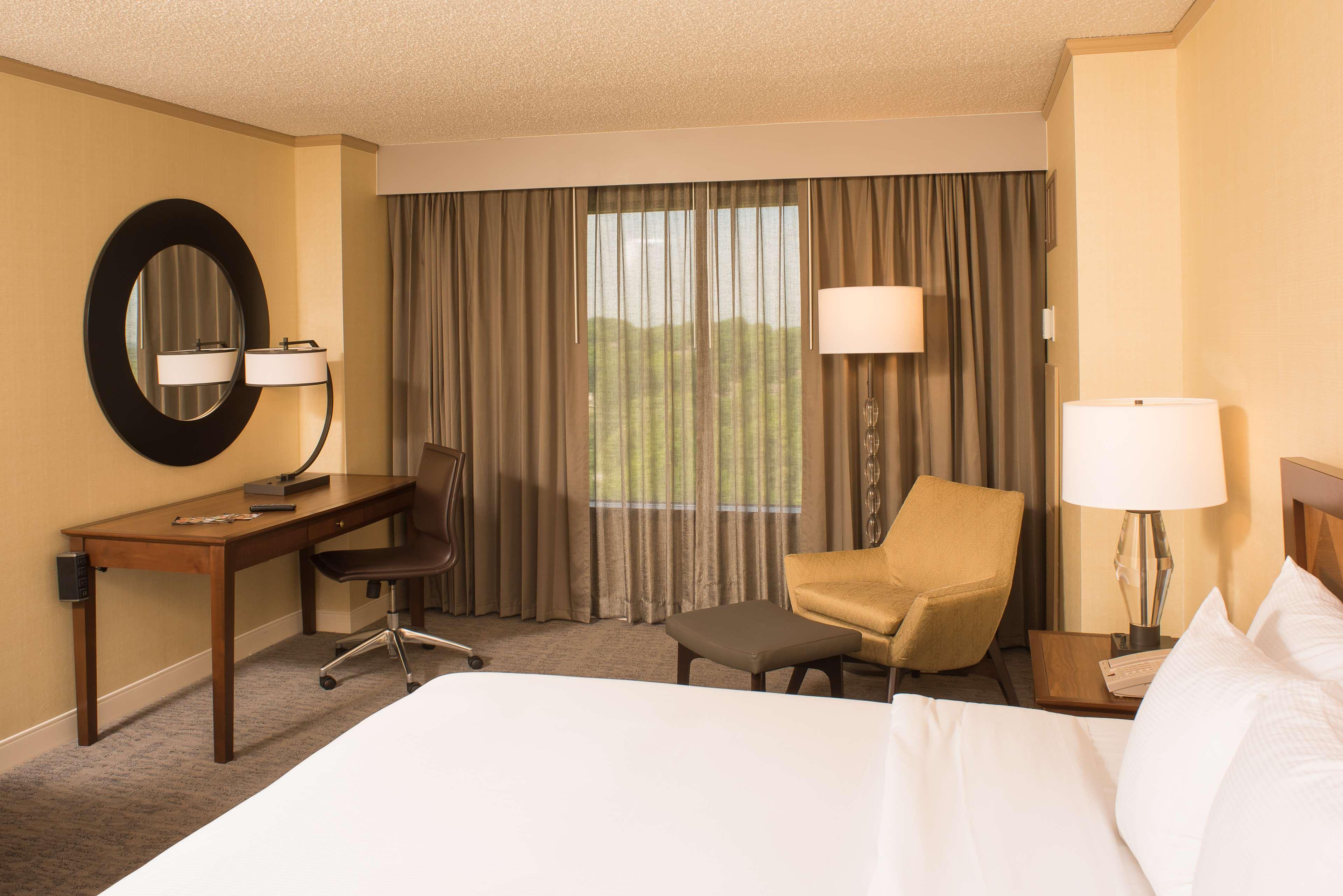 Doubletree By Hilton Tulsa At Warren Place Экстерьер фото