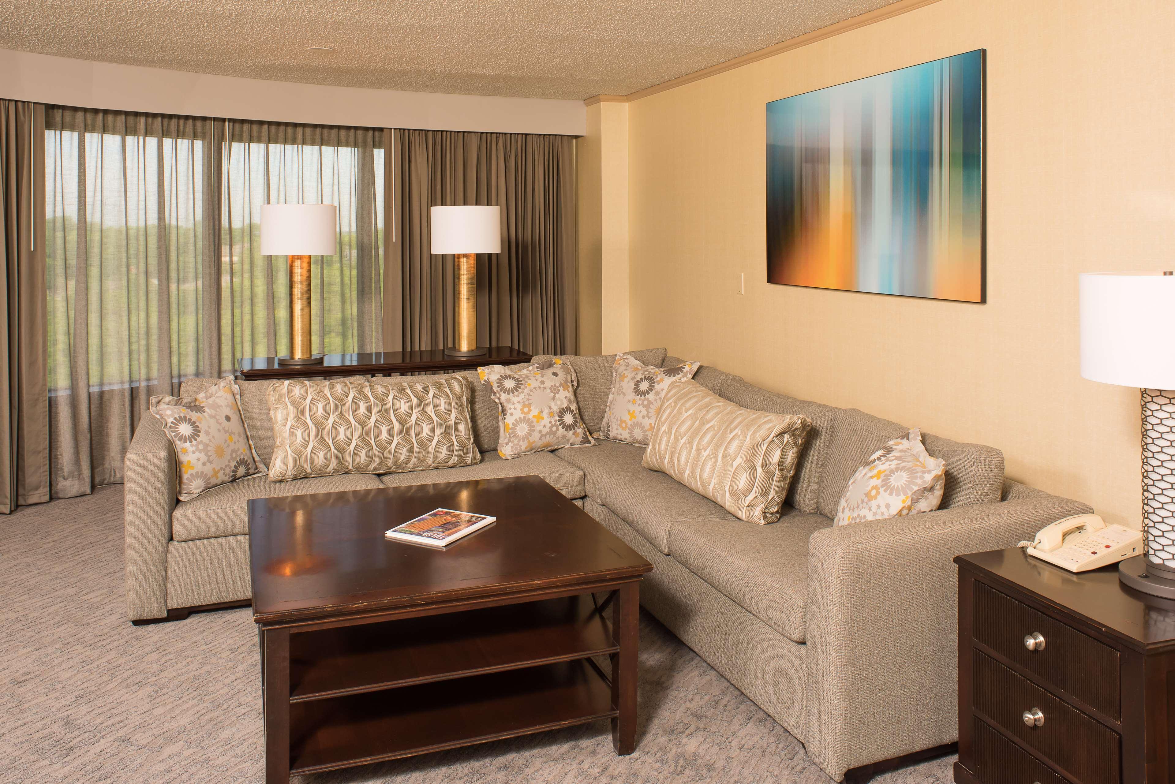 Doubletree By Hilton Tulsa At Warren Place Экстерьер фото