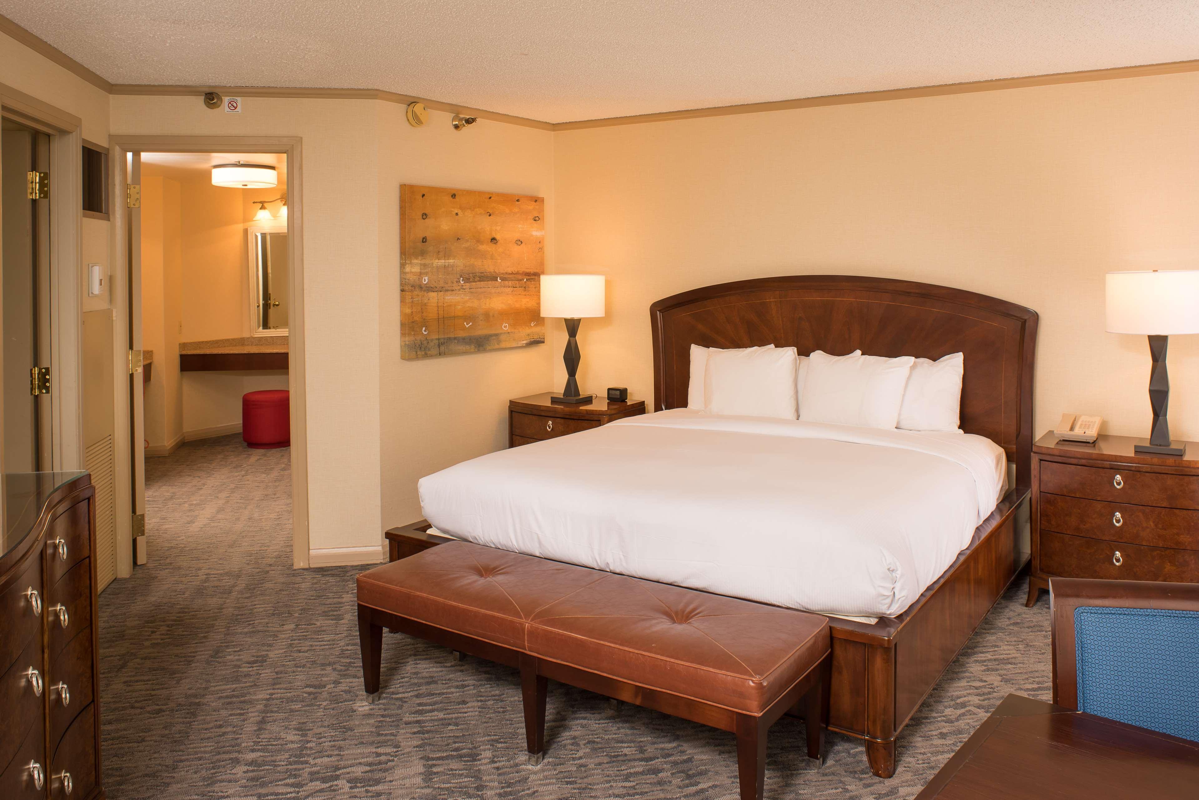 Doubletree By Hilton Tulsa At Warren Place Экстерьер фото
