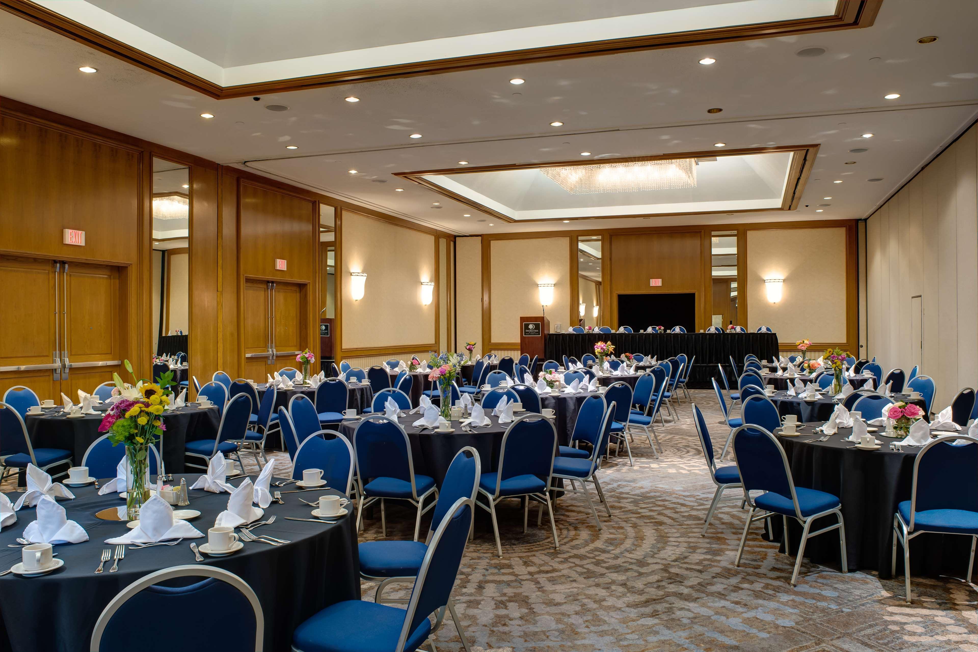 Doubletree By Hilton Tulsa At Warren Place Экстерьер фото