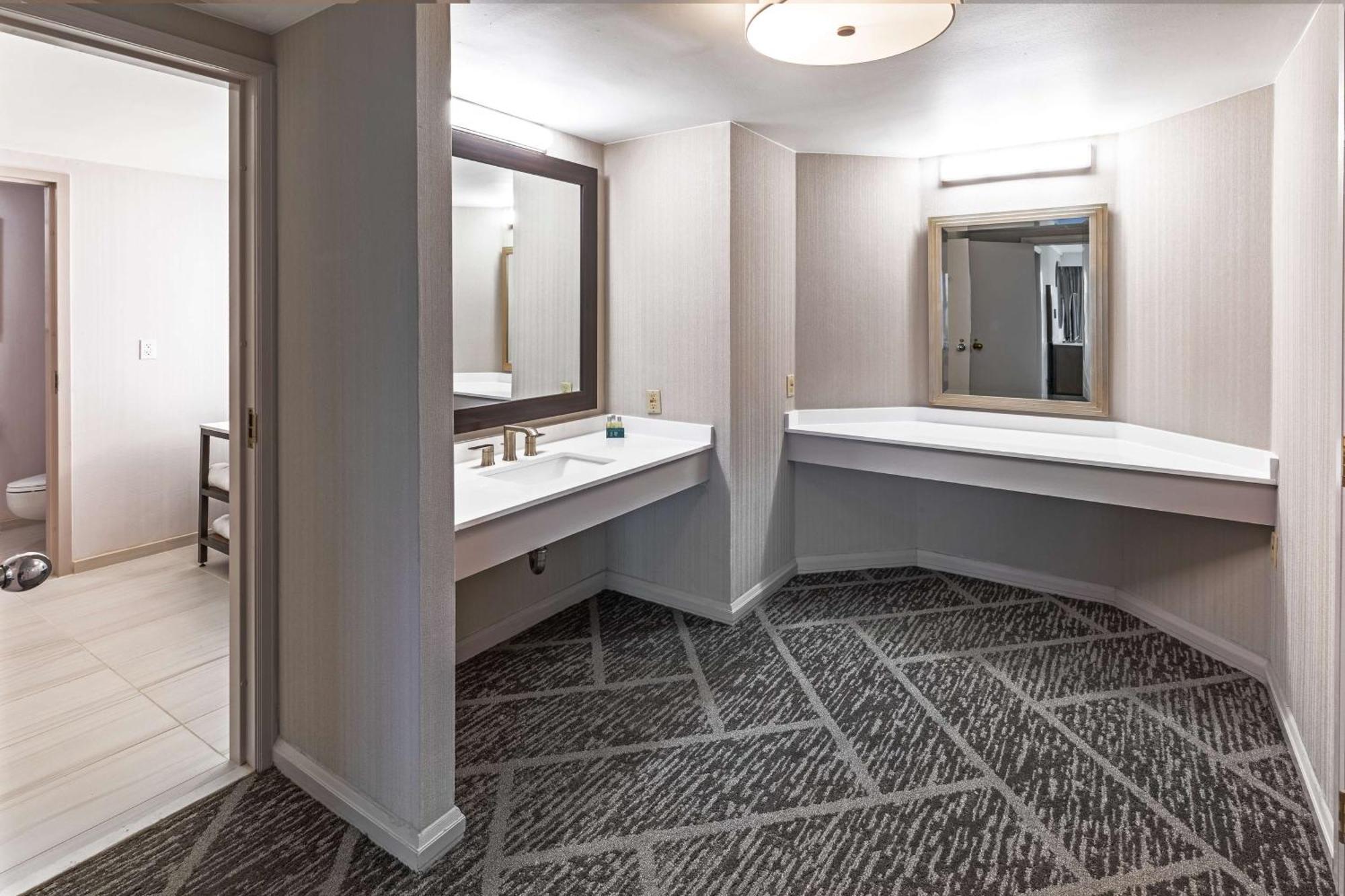 Doubletree By Hilton Tulsa At Warren Place Экстерьер фото