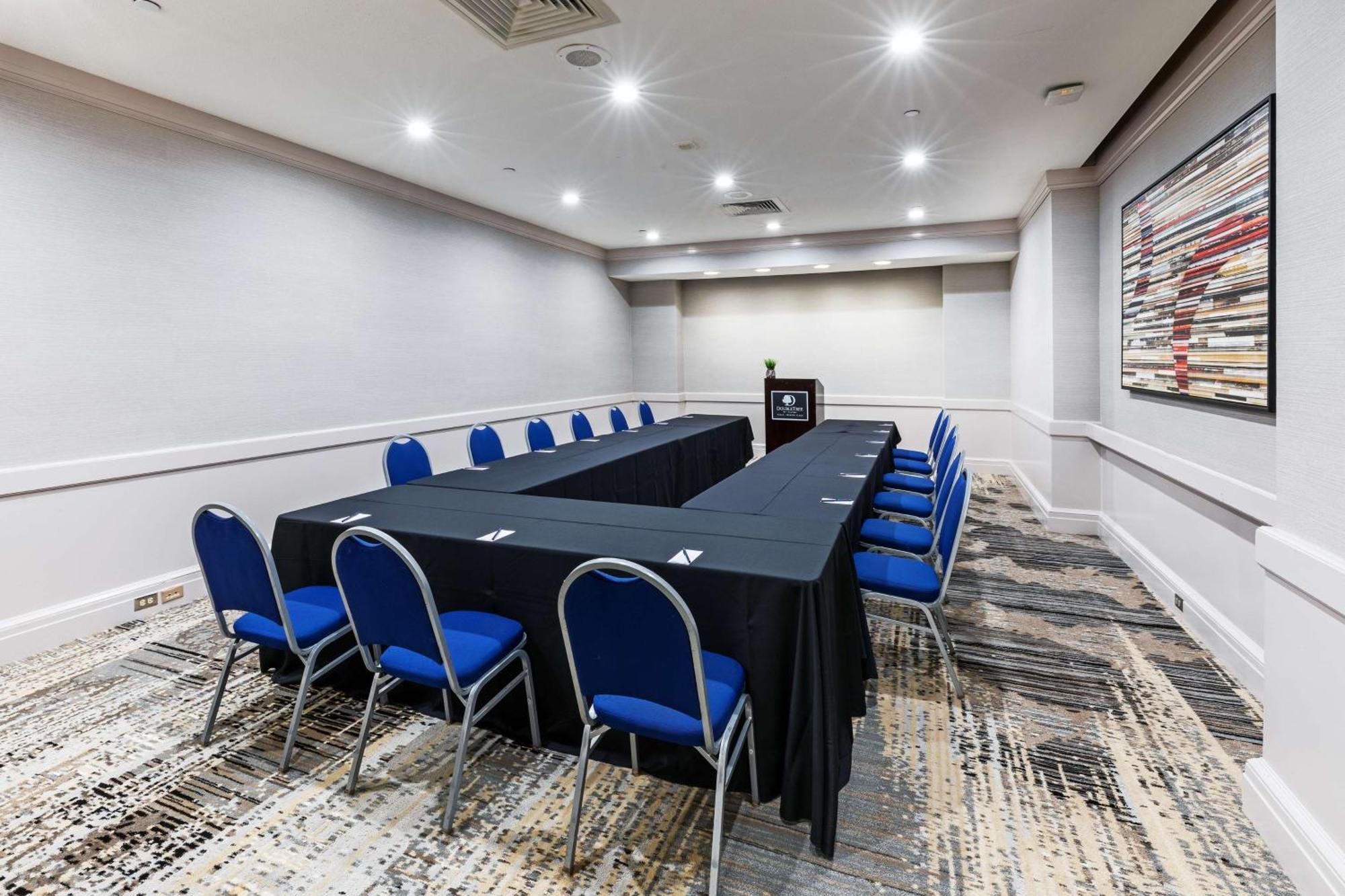 Doubletree By Hilton Tulsa At Warren Place Экстерьер фото