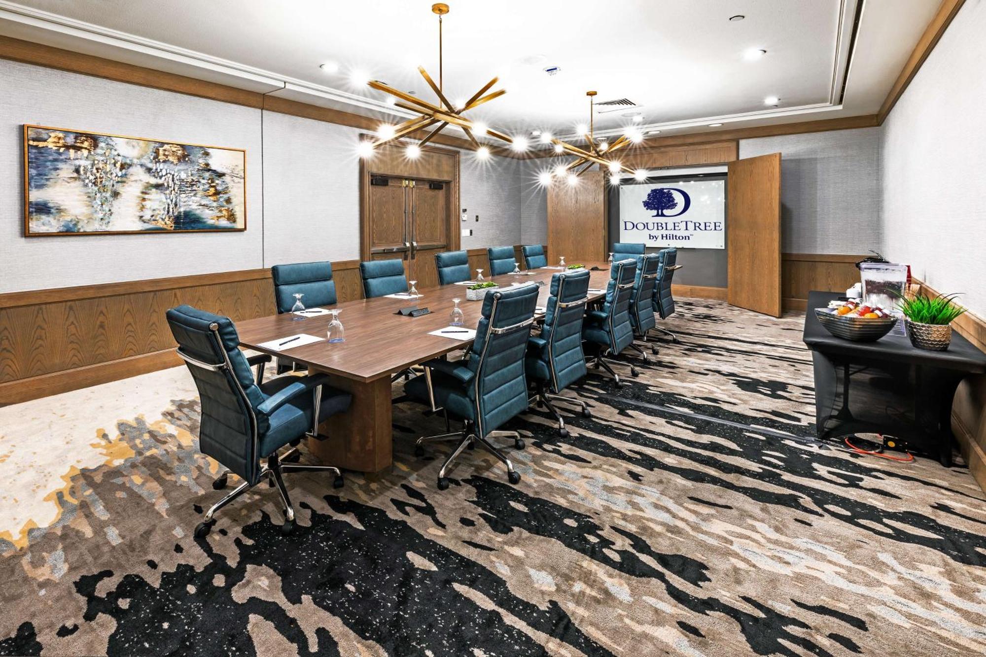 Doubletree By Hilton Tulsa At Warren Place Экстерьер фото