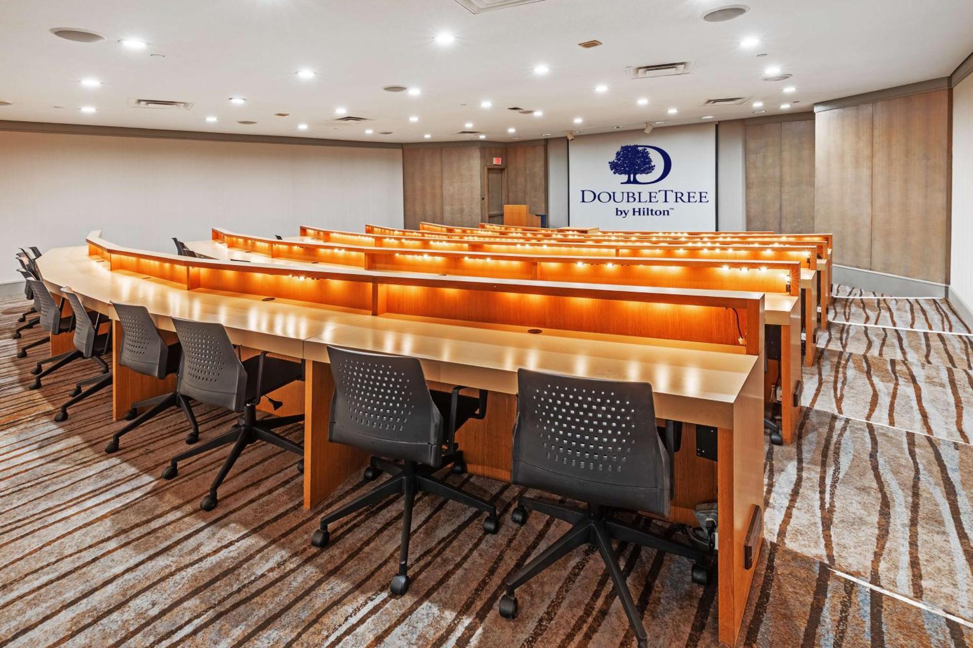 Doubletree By Hilton Tulsa At Warren Place Экстерьер фото