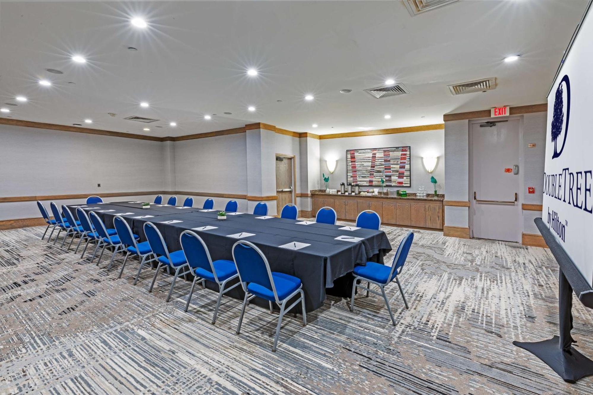 Doubletree By Hilton Tulsa At Warren Place Экстерьер фото