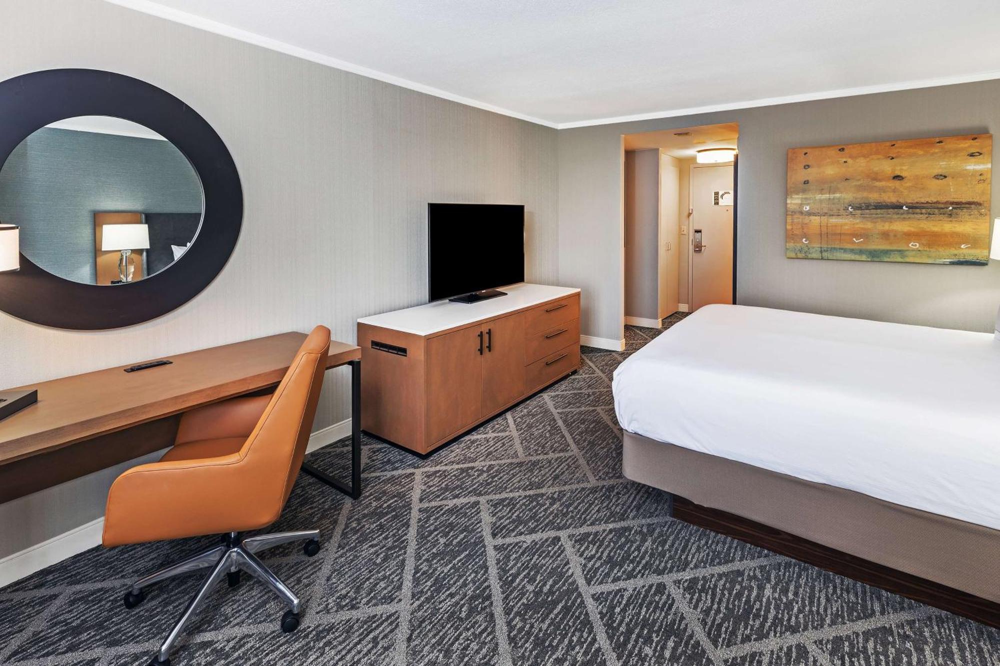 Doubletree By Hilton Tulsa At Warren Place Экстерьер фото